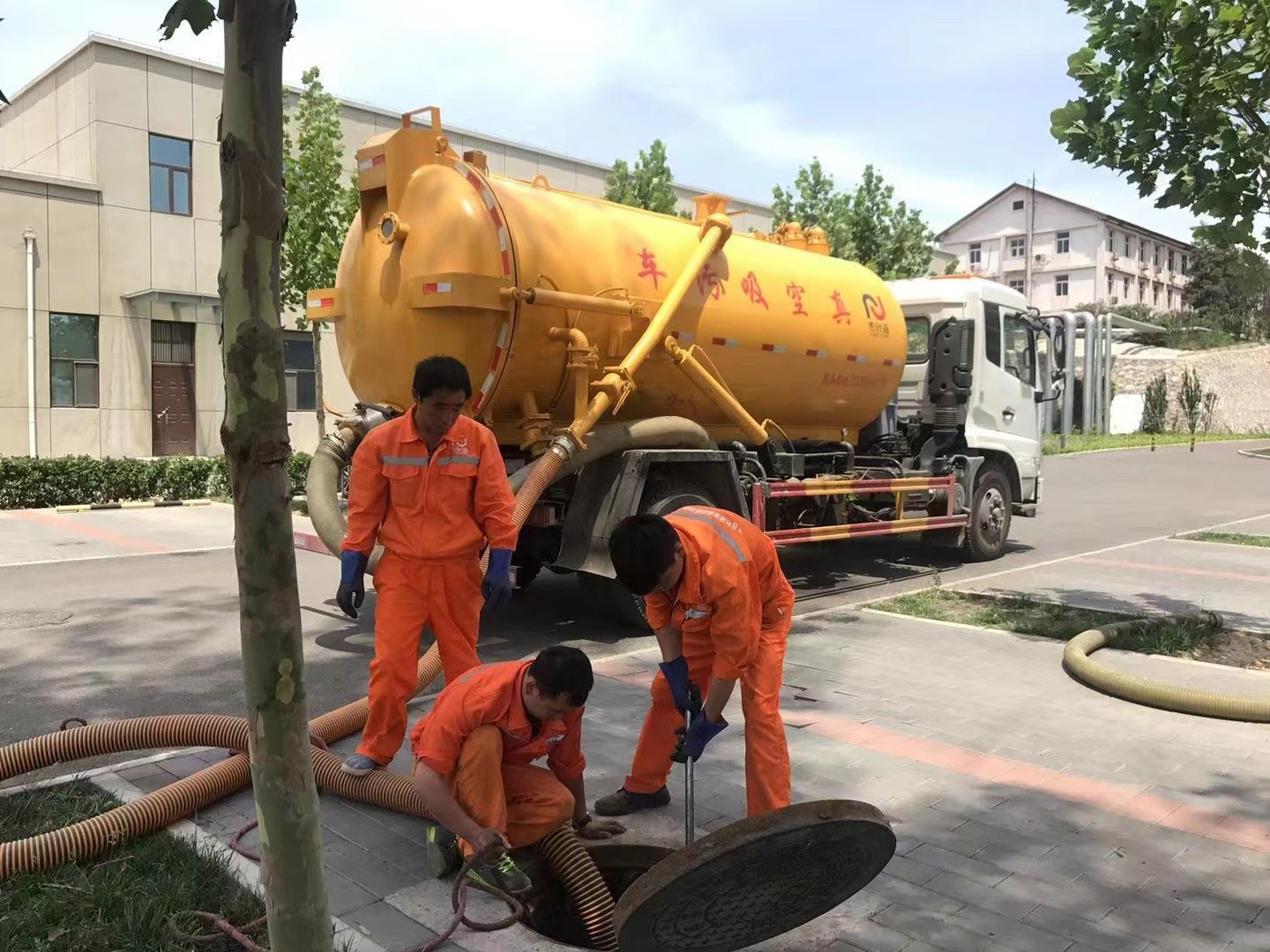 尤溪管道疏通车停在窨井附近